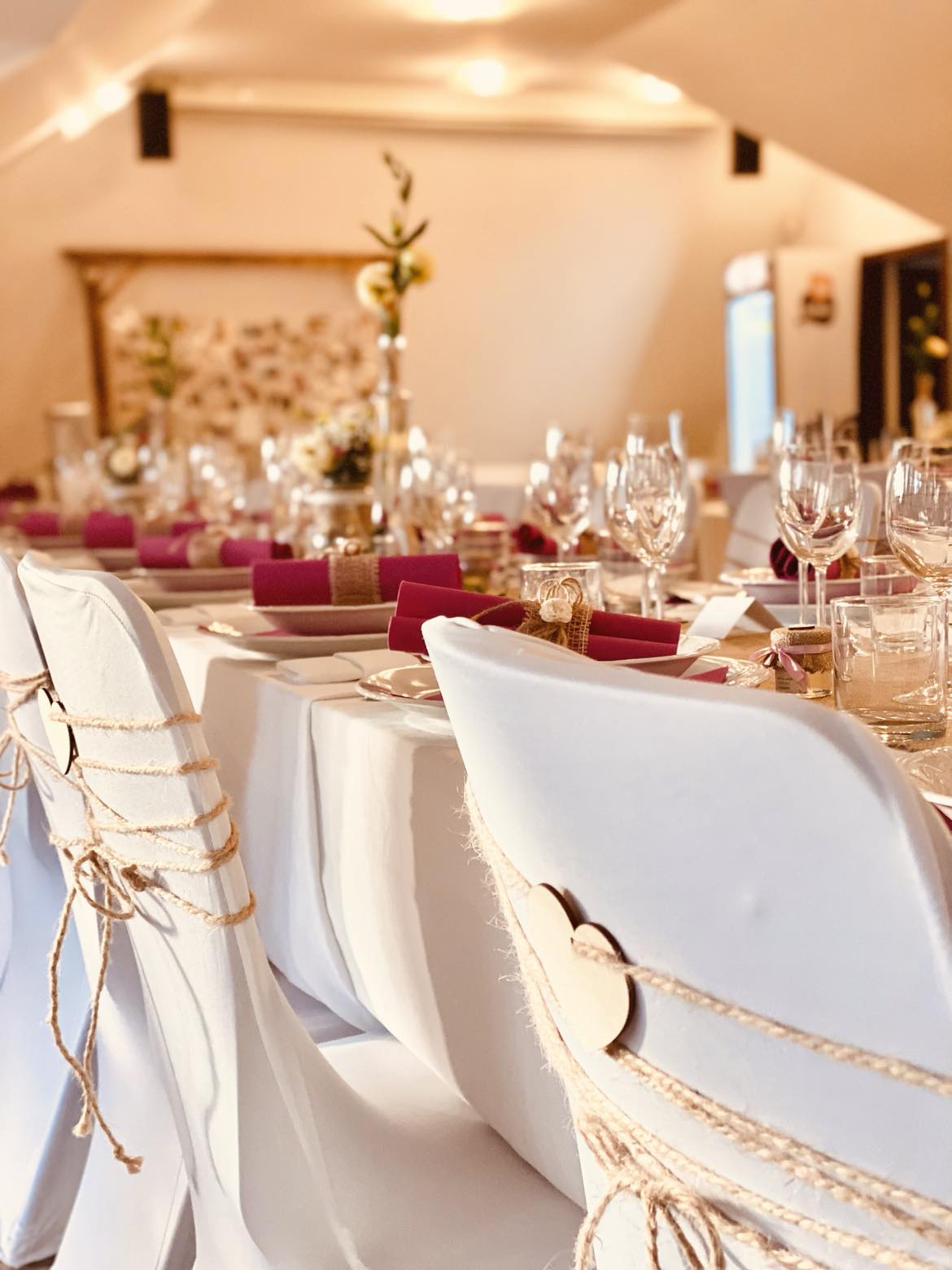 Slávnostne prestretá sála v reštaurácii Pod lipami